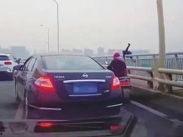 长沙男子弃车跳桥爆料新闻,悲剧瞬间引发社会关注